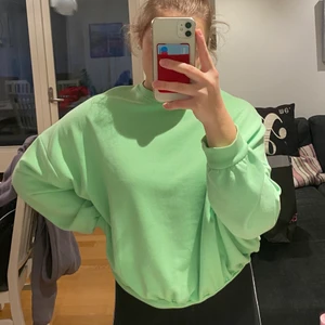 Tröja  - En så fin grön collegetröja i neon. Passar perfekt på sommaren över en klänning eller helt enkelt till ett par byxor bara. 