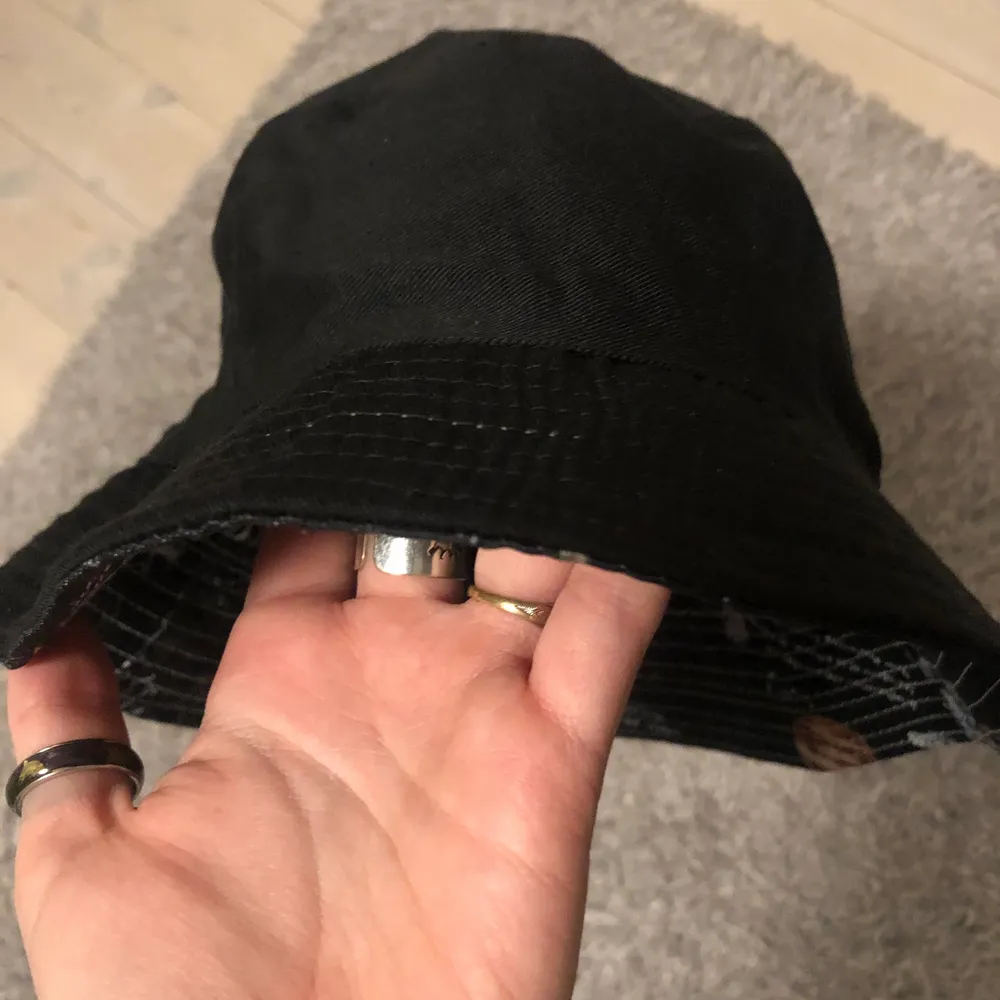 Vändbar buckethat med svart på ena sidan och stjärntema på andra. Knappt använd, köpt från shien. Köpare står för frakt . Accessoarer.