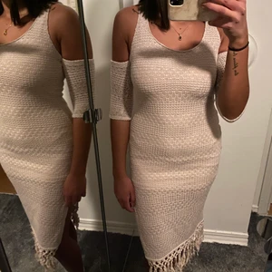 Shein klänning - Härlig klänning från Shein, endast testad. Fransar nertill, slits i sidan och ärmar 💕 En 38 men ganska liten i storlek. 