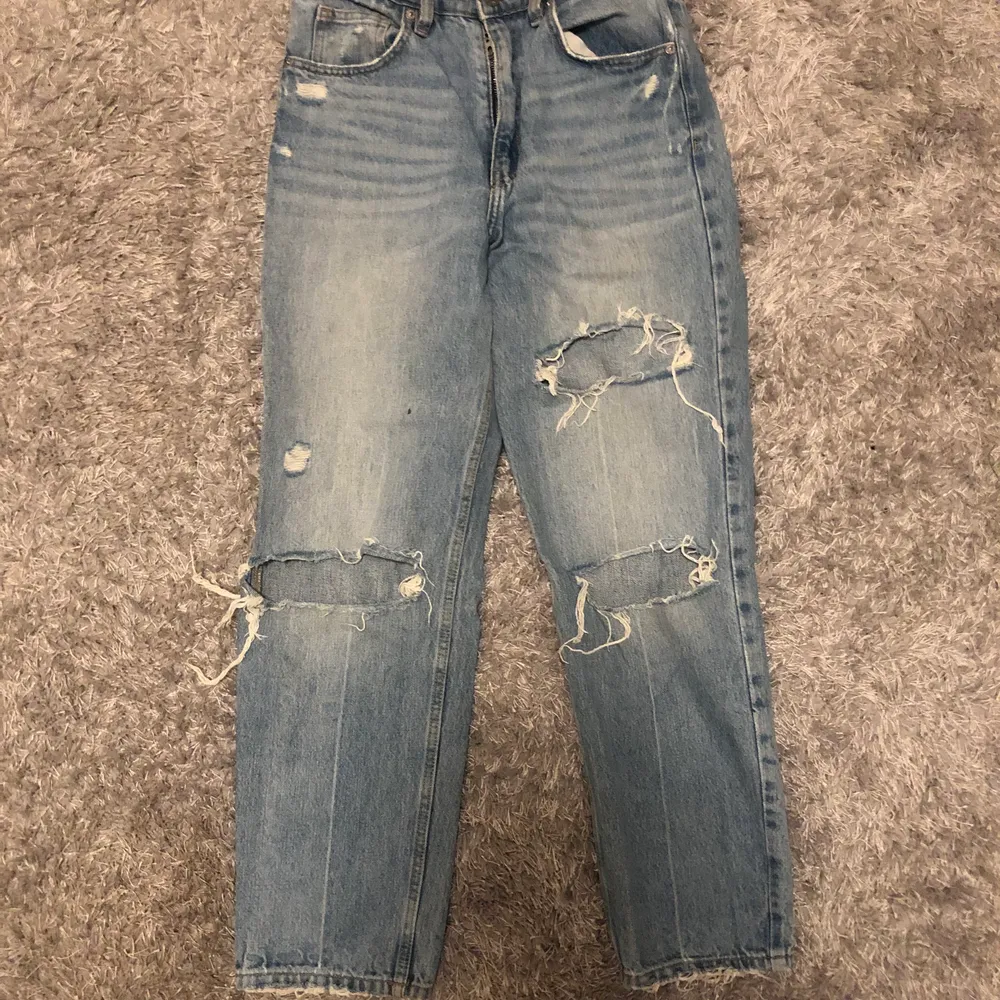 Jeans från zara med hål i, helt ok skick ända felet är en liten svart prick på benet som syns på sista bilden. Köpa för 250kr. Köpare står för frakt.. Jeans & Byxor.