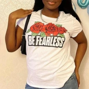 Top - Ska sälja den här fint tröja som de skrev be fearless på 