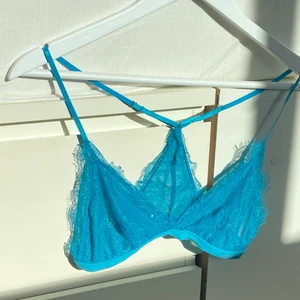 Topp/Bh - Säljer min lounge-liknande topp i den mest underbara färgen💙💚 Toppen går att justera i ryggen och passar ttroligtvis storleken XS-S bäst🦋 Den är endast använd ett fåtal gånger och är därför i väldigt bra skick! Frakt tillkommer