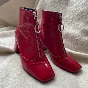 Röda klackar - Säljer dessa röda lack klackar 👠 Endast använda ett fålla gånger men otroligt sköna! Kunden står för frakten🌸