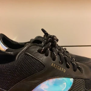 Axel arigato skor - Hej! Jag säljer mina knapp använda supersnygga Axel arigato skor! Nypris är ca 3200kr jag kan sälja dom för 500kr men om fler skulle vara intresserade vinner högsta budet! ❤️