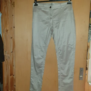 Snygga intown jeans silver grå. - Snygga silver grå jeans från In Town stl 42,innerbens längd 74 cm,midjemått 86 cm.nypris 700 kr,med tags kvar 