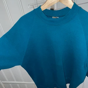 Teal sweatshirt - Storlek 36, använd men i bra skick. Köpt på beyond retro så det är deras egna märke. Mer av en grön färg än vad som syns på bilderna men definitivt grönblå (teal på engelska). Skriv vid frågor om exakta mått/detaljer! 