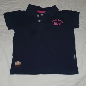 T-shirt barn strl 86 - Pikétröja till barn, storlek 86. Rensar på vinden, kommer lägga ut en hel del grejer. Kan skickas, då du betalar frakten.