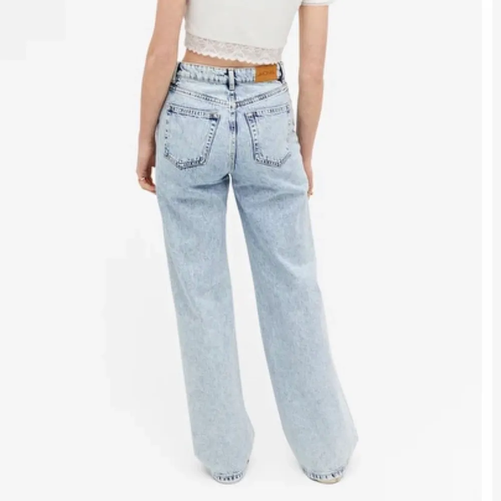 Jättefina jeans från Monki. Endast andvända fåtal gånger då de är på gränsen till för små. Köpta för 400kr och säljer för 100kr. Jeans & Byxor.