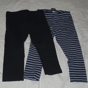 Byxor barn strl 86 - Tights till barn, ett svart par, ett blå/vit randigt par. Storlek 86. Rensar på vinden, kommer lägga ut en hel del grejer. Kan skickas, då du betalar frakten.