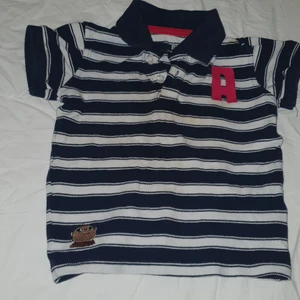 T-shirt barn strl 86 - Pikétröja till barn, storlek 86. Rensar på vinden, kommer lägga ut en hel del grejer. Kan skickas, då du betalar frakten.