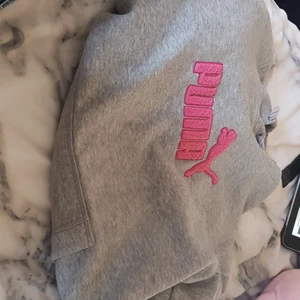 En grå puma hoodie i  - En grå hoodie från puma det är storlek l men passar okså om du har m/s