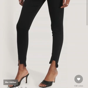 NA-KD jeans strl34 - Ett par jättefina och oanvända tajta jeans från NA-KD med pressveck på framsidan och slitna vid fötterna. Lånade bilde skriv för fler. 