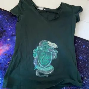 Här e en helt oanvänd slytherin t shirt med fint tryck! Jag tar både frakt och kan mötas 