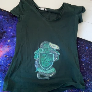Slytherin t shirt  - Här e en helt oanvänd slytherin t shirt med fint tryck! Jag tar både frakt och kan mötas 