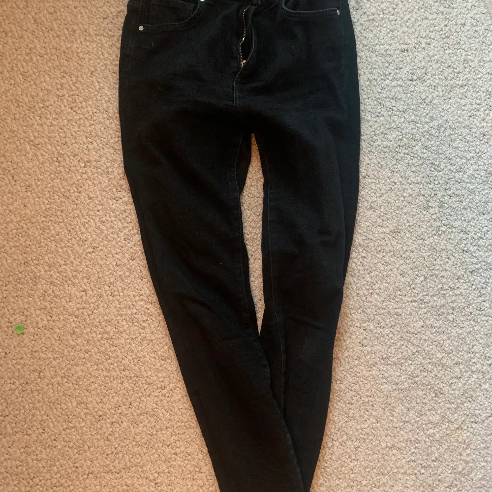 Köpta från BikBok stl M i bra skick, avklippta själv nertill för en ”ankle” längd. Jeans & Byxor.