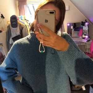 Blå stickad tröja 💙 - Lite oversize tjock stickad tröja, vet inte vilken storlek det är för klippte bort lappen för flera år sen. Men jag som är XS sitter den som oversize💕 (från H&M!!)