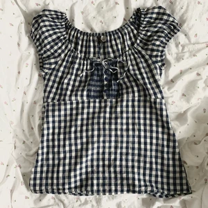 rutig topp - supersöt rutig gingham topp! använd 1-2 ggr och i perfekt skick. storlek 36 men den är liiite liten i storleken så den skulle även passa en 34:a. köparen står för frakt på 24 kr ♥️♥️♥️