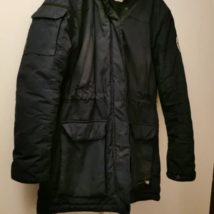 Supervarm vinterjacka - Använd men i fint skick. Säljes då den är för liten. Otroligt varm - har gått med endast linne under hela vintrarna. 