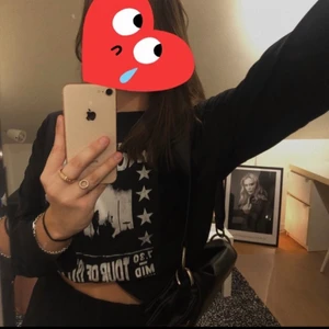 Långärmad topp - Långärmad jättesöt topp från Gina. 