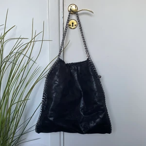 Stella mccartney inspirerad väska  - Säljer denna populära stella mccartney inspirerade väska då den bara ligger i garderoben. Har en ”trasig” kedja som jag inte riktigt vet vad den är till för men man kan ”gömma” den i väskan. Väskan har en inre ficka och två stora fack, man kan även stänga väskan med en dragkedja👜💞Köparen står för frakt (står ej för postens slarv)