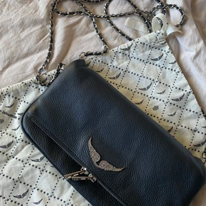 Zadig väska  - Säljer nu min svarta Zadig väska. Köptes på NK för 3600kr men säljer nu för 2000. Den är mycket sparsamt använd! Dustbag medföljer❤️‍🔥