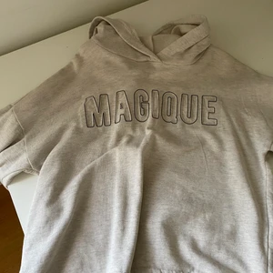 Hoodie från Gina  - Fin hoodie som köptes på Gina för något år sedan. Väldigt skön hoodie då den är i tunt material. Om du vill ha fler bilder, är det bara att skriva 💕