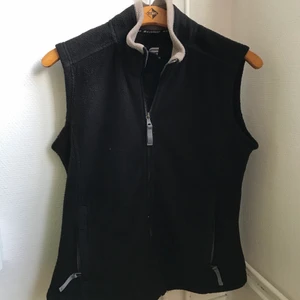 väst - Snygg och trendig fleece väst från Everest! Tajt i modellen vilket gör att är väldigt snygg till jeans. Säljes pga garderobsrensning