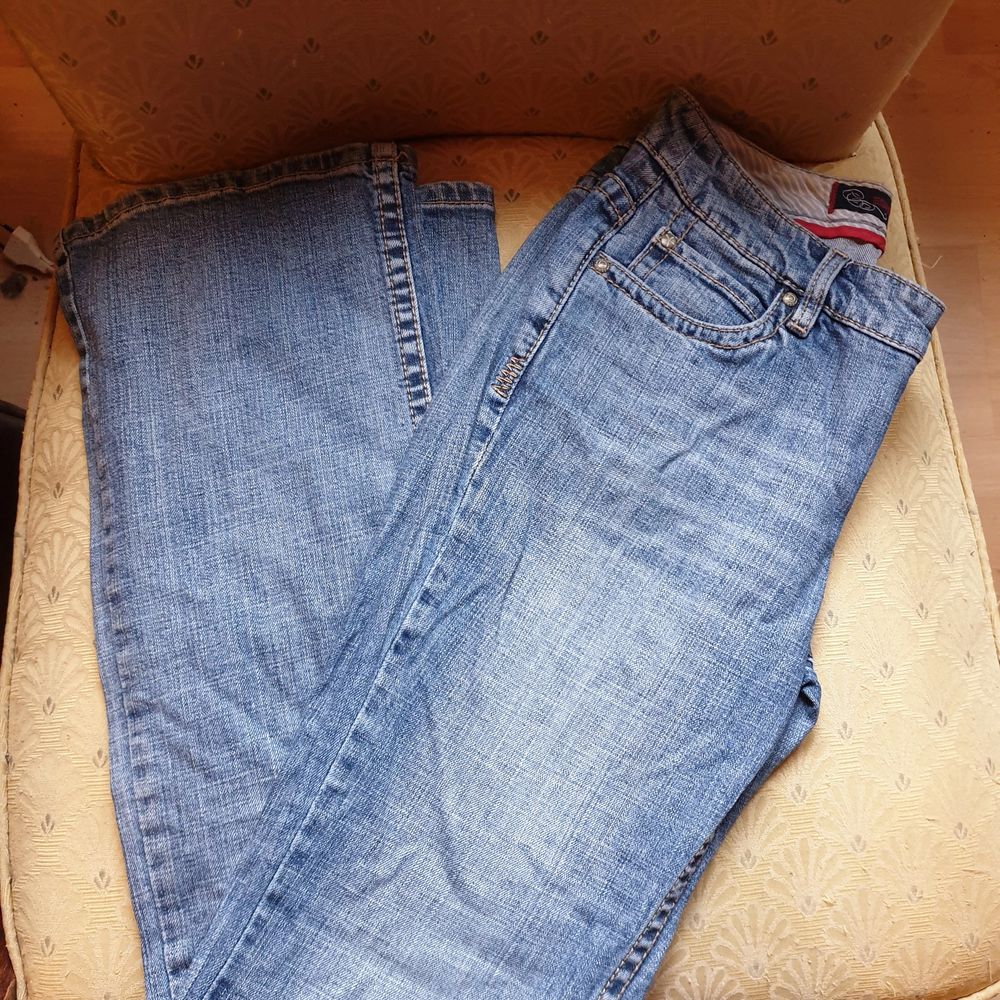 Snygga boot cut jeans jeans snyggt slitna,stl 28,innerben 79 cm,midja 72 cm. Jeans & Byxor.
