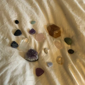 Kristaller  - Kristaller som är redo för en ny ägare, har så många kristaller och tröttnat lite så därav säljer jag. Det är bland annat honungs kalcit, bergkristall, ametist både tumlad och kluster, soldalit och många fler🧡. Det är bara att fråga om namn storlek och färg på dem så kan jag skicka fler bilder om så önskas. Jag tänker mig 25-30kr för de små, de stora kristallernas priser kan diskuteras .Frakten betror på kristallernas storlek men blir ca 12kr  🧡🧡 