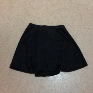 Svart kjol - Hej! Säljer denna fina svarta kjol som jag aldrig använt eftersom den var för stor.