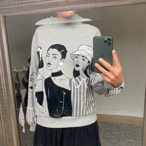 Tröja från Zara - Säljer denna slutsålda tröja från zara som tyvärr inte kommer till användning längre, storlek S. Som ny men har lite slitage på det svarta samhetten som ni kan se på bilden💕