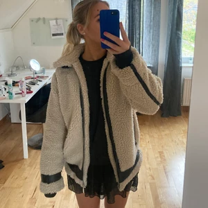 Teddy jacka - Säljer denna snygga Teddy jacka från bikbok! Superbra skick knappt använd, den är perfekt nu i höst och vinter väldigt varm och skön. Storlek m och är lite oversized men passar s-l beroende på hur man vill att den sitter. Buda ändast om du är säker på att köpa!!
