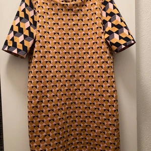 Klänning  - Så fin klänning i lite retro mönster från HM! Ser oanvänd ut så är i bra skick. 