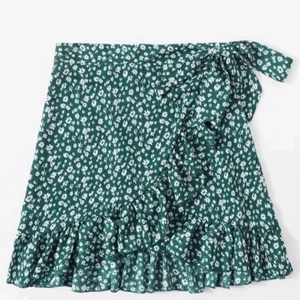 Grön volang kjol med blommor - Jättefin kjol som tyvärr inte kommit till användning, jätte fin på sommar eller höst under strumpbyxor 🎸⚡️💘 jätte bra kvalitet!!!