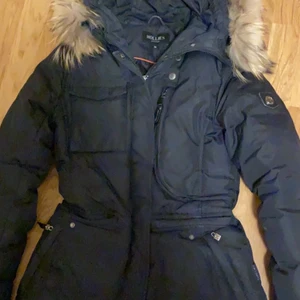 Hollies  - En fin hollies jacka i storlek 38 men passar också 34-36, jackan är i fin skick och inga skador alls. Pälsen som tillhör är äkta !   OPS: kan bytas också med något annat