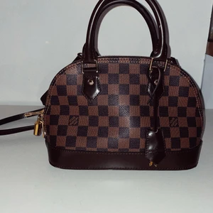 Luis Vuitton Alma bag - Köpt i andra hand för ca 1 år sen. Köpt inne på Luis Vuitton i Köpenhamn. Använder alldeles för sällan därav säljer jag den! Underbart skick. Bjuder på frakt! 