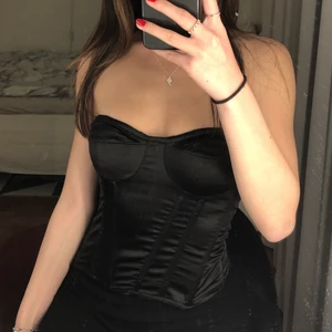 korsett  - korsett från shein. Fick hem idag så oanvänd! finns en dragkedja på baksidan. frakt 42kr💕
