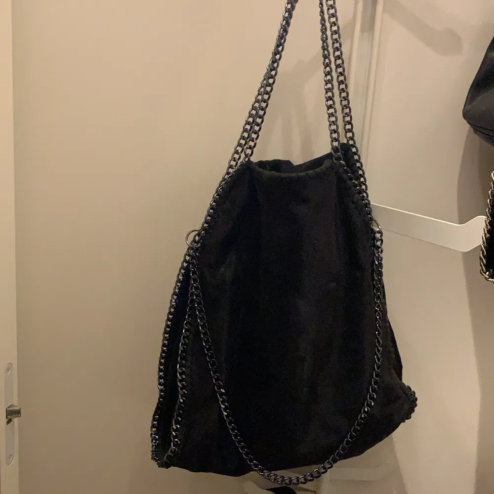 Säljer denna snygga Stella McCartney liknande väska med svart kedja, stor modell får plats med mkt i, väldigt fint skick. Köparen står för frakten vilket är 66kr💖💖. Väskor.