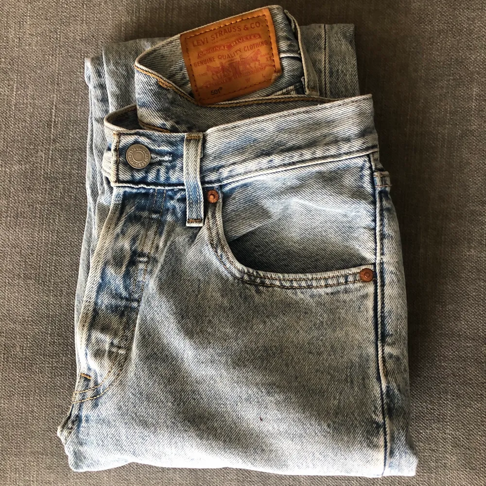 Ljusblå ankellånga högmidjade jeans från Levis. Modell 501. Originalpris ca. 1000kr. Extremt sköna, älskar materialet och de sitter perfekt. 100% bomull. Väl använda men märks knappt förutom på de synliga vecken som lätt kan strykas bort. Ingen stretch. (Köparen står för frakten) 🥰💖🤎. Farkut & Housut.