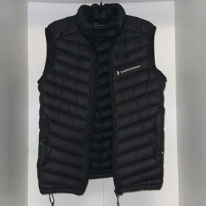 Peak Performance Frost Down Vest - En frost down vest från Peak Performance i nyskick.  Jackan är i storlek S och för herrar. Nypris: 1600kr. Vid frågor eller funderingar är det bara att skicka ett meddelande. 