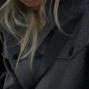 Meotine jacka💖💖 - Hej jag har den gråa meotine jackan i storlek s/m, och undrar om det finns någon här med en marinblå eller svart jacka i samma storlek, alternativt mindre som hade velat göra ett byte ☺️☺️ jag har haft min i en vecka ungefär så den är i princip i nyskick, hör av dig💖🥳 alltså endast byte ej till salu