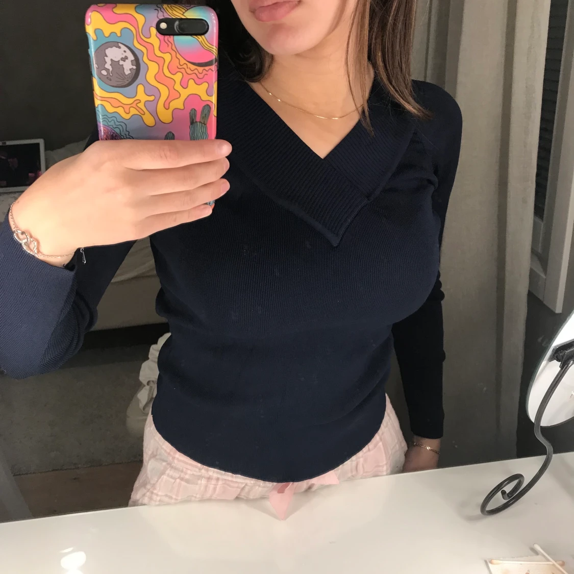 En din tröja i marinblå