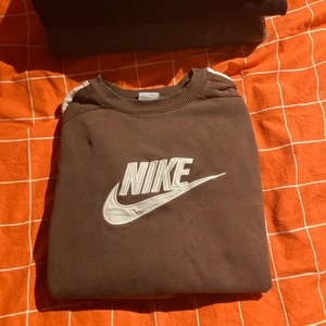 Nike retro sweatshirt 150kr - Tröjan är i storlek L men passar bra på mig som är 175cm lång, bra skick och lätt att matcha till , både tjejer och killar kan bära plagget !!