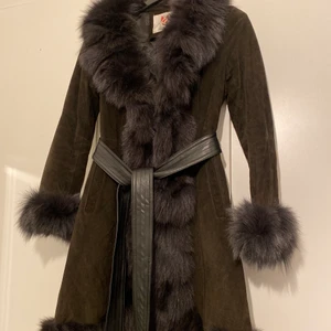 Mocka kappa med äkta päls Stl xs - Mocka kappa med äkta päls Stl xs. Nypris 4999kr. Vis snabb affär kan priser sänkas.