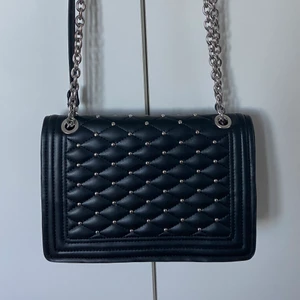 Väska med nitar - Så fin väska från zara med nitar❤️‍🔥 Endast använd ett fåtal gånger så bra skick! Går att bära på axeln och crossbody.