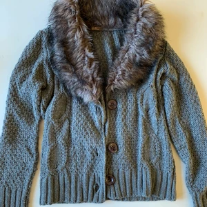 Kofta - Kofta med fakepäls, i grå.