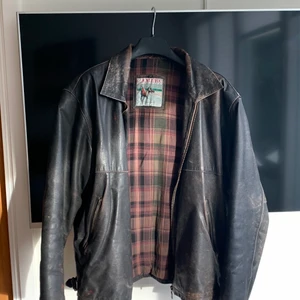 Skinnjacka - Säljer nu min älskade skinnjacka som är omtänksamt använd<3 Storleken passar XS-XL beror på hur man vill den ska sitta. Passar mig på ett perfekt oversize som är vanligtvis XS-S. Priset kan diskuteras, be gärna om fler bilder