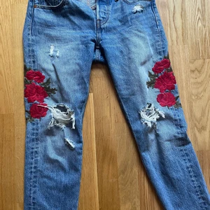 Levis 501 - Levi’s 501 or i storlek 24/26. Är lite för små för mig som brukar ha 36. Men jättebra i längd (är 165cm) 