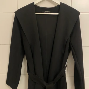 Zara kappa strl 38 - Andvänts ca 2 gånger, inte riktigt min stil. Materialet är ”mocha” liknande och slutar på halva mina lår, är 168 cm lång