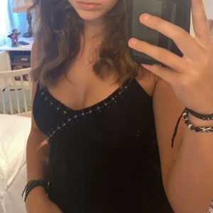 Svart linne - Sååå snyggt linne med paljetter upptill, väldigt bra skick!😊 har ett extra tyg ovanpå, se sista bilden